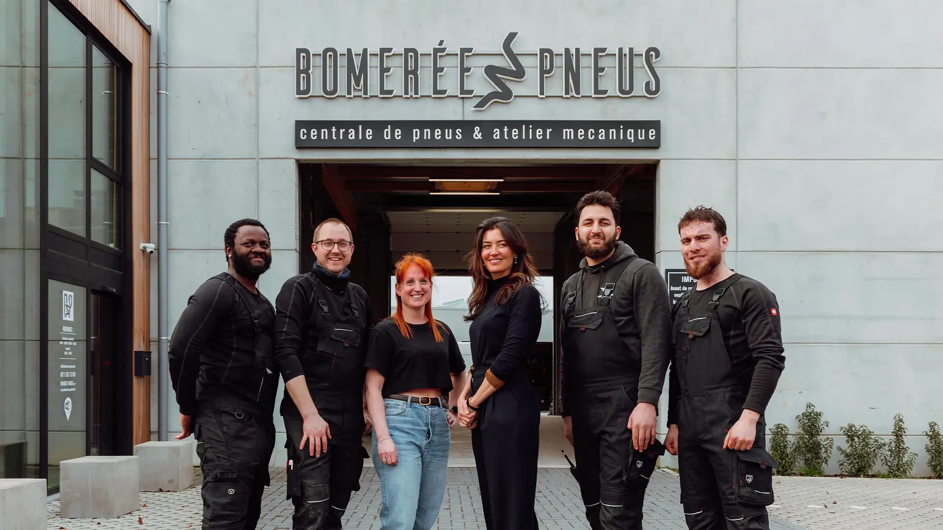 Équipe Bomerée Pneus devant l’atelier mécanique et la centrale de pneus à Montigny-le-Tilleul.