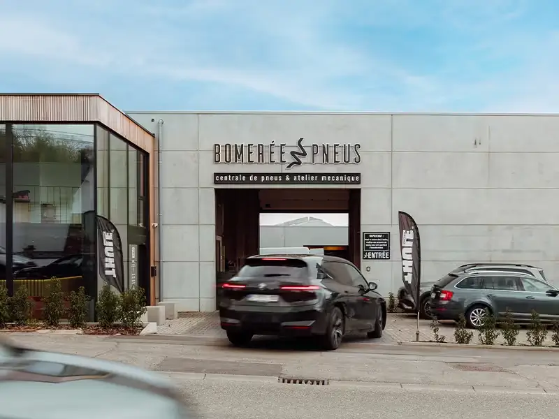Entrée de l’atelier Bomerée Pneus à Montigny-le-Tilleul.