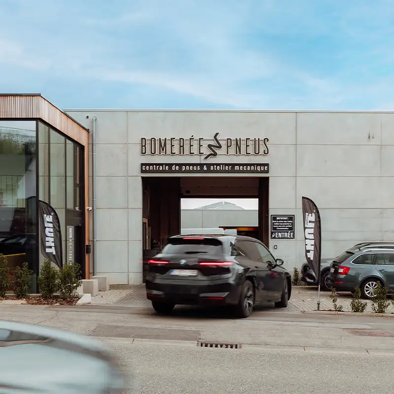 Équipe Bomerée Pneus devant l’atelier mécanique et la centrale de pneus à Montigny-le-Tilleul.