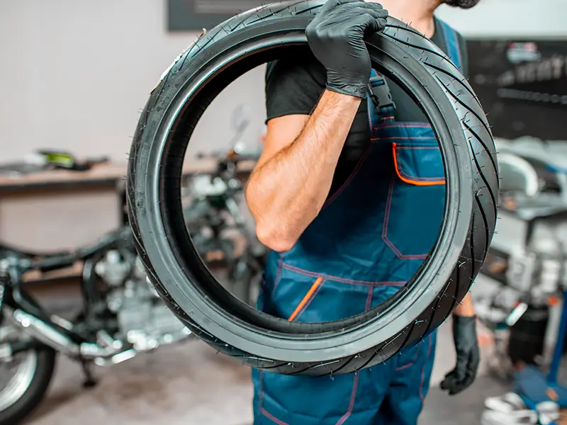 Pneu moto neuf prêt à être monté par l’atelier Bomerée Pneus.