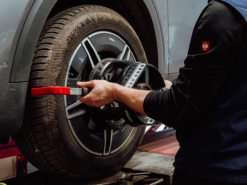 Contrôle de géométrie sur une roue de voiture dans l’atelier Bomerée Pneus.