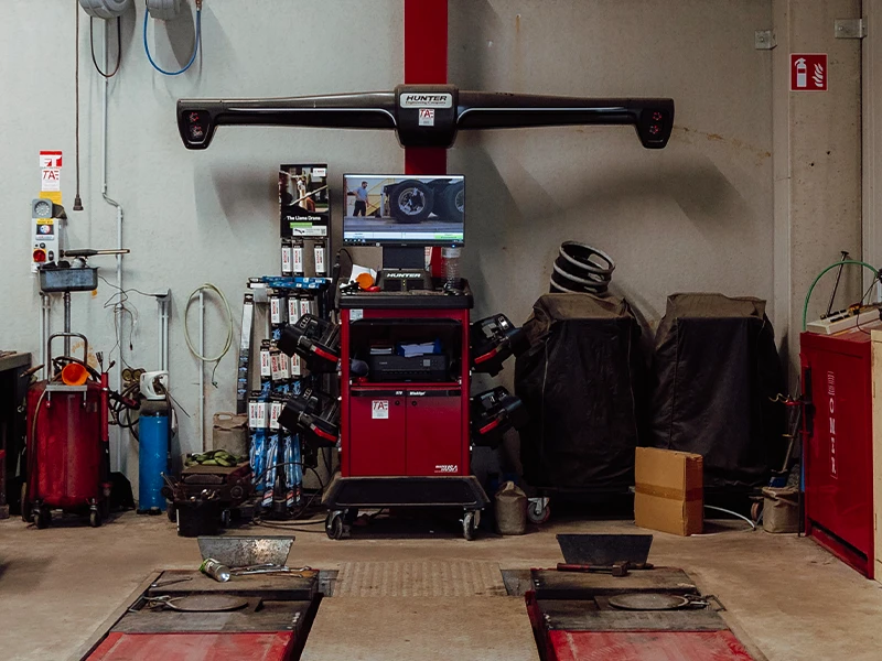 Poste de géométrie et ponts de contrôle dans l’atelier Bomerée Pneus.