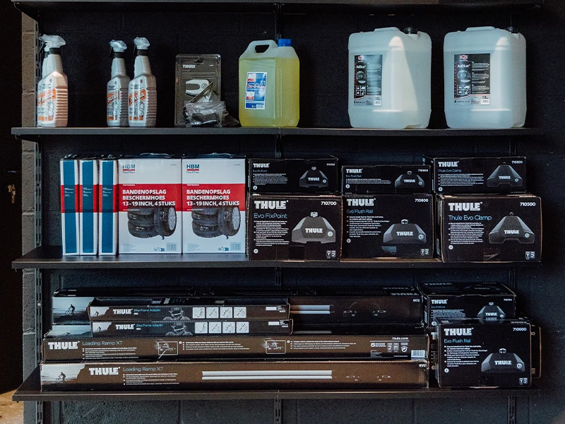 Rayonnage d’accessoires auto et produits Thule disponibles chez Bomerée Pneus.