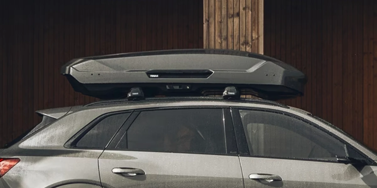 Coffre de toit Thule installé sur une voiture pour augmenter l’espace de chargement lors des voyages.