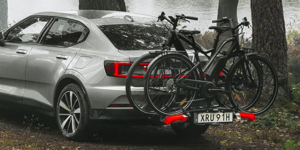 Porte-vélos Thule installé à l’arrière d’un véhicule pour transporter plusieurs vélos en toute sécurité.